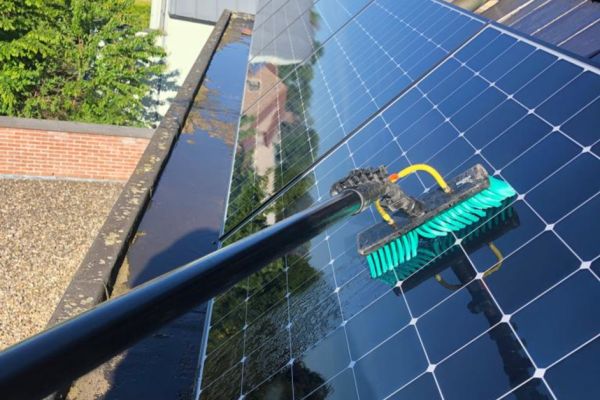 sdkcleaning-detailcleaining-zonnepanelen-146EE28AFA-006D-BE94-CE6E-5BC91F907EDA.jpeg