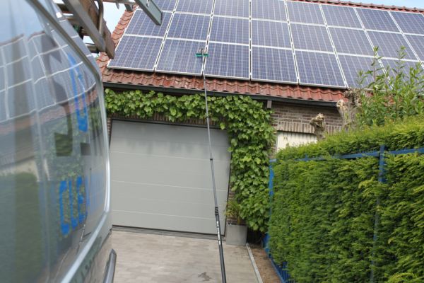 sdkcleaning-detailcleaining-zonnepanelen-15060C9F3A-A5B1-1A5F-A0BE-4C28D2E62F66.jpg