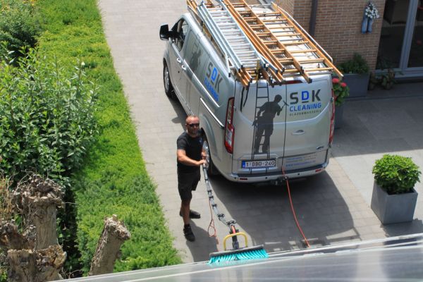 sdkcleaning-detailcleaining-zonnepanelen-18BF77CEC8-F947-ECCF-1C93-6F6E26A71A4F.jpg